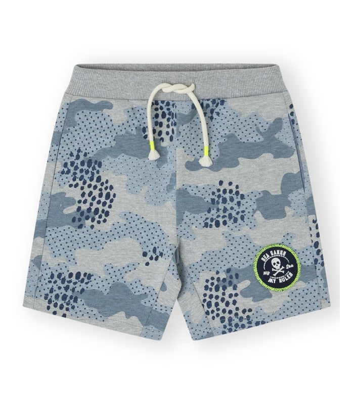 Bermuda deportiva Niño estampada  color azul. Modelo Camo