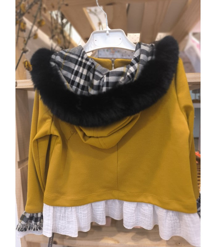 Sudadera Niña color mostaza con capucha. Colección La Dama de las Camelias Basmarti