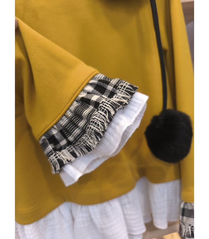 Sudadera Niña color mostaza con capucha. Colección La Dama de las Camelias Basmarti