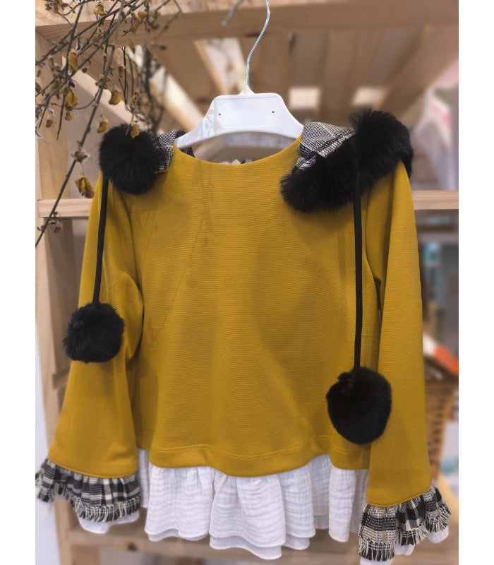 Sudadera Niña color mostaza con capucha. Colección La Dama de las Camelias Basmarti