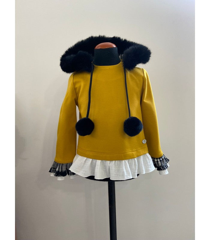 Sudadera Niña color mostaza con capucha. Colección La Dama de las Camelias Basmarti