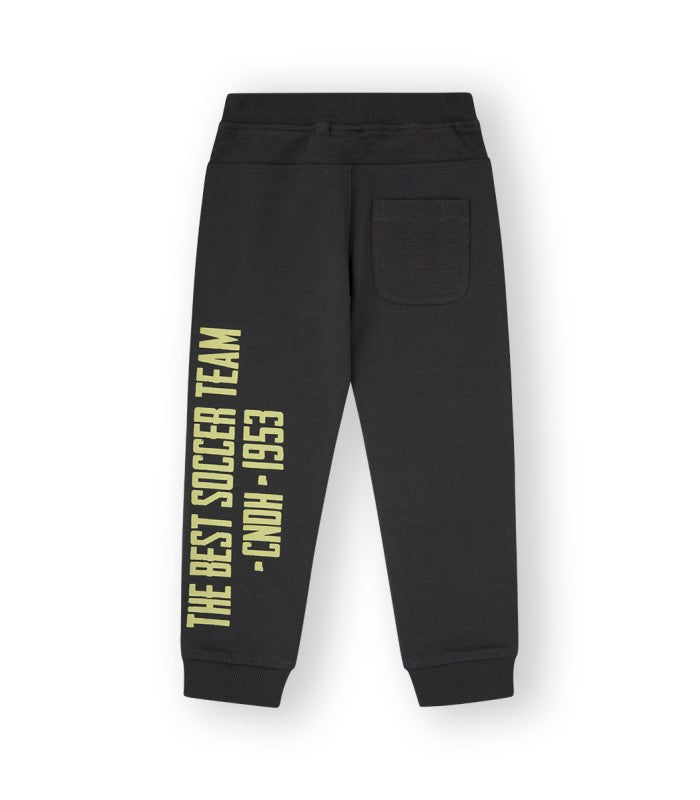 Pantalón deportivo niño negro con letras en pernera. Modelo Team