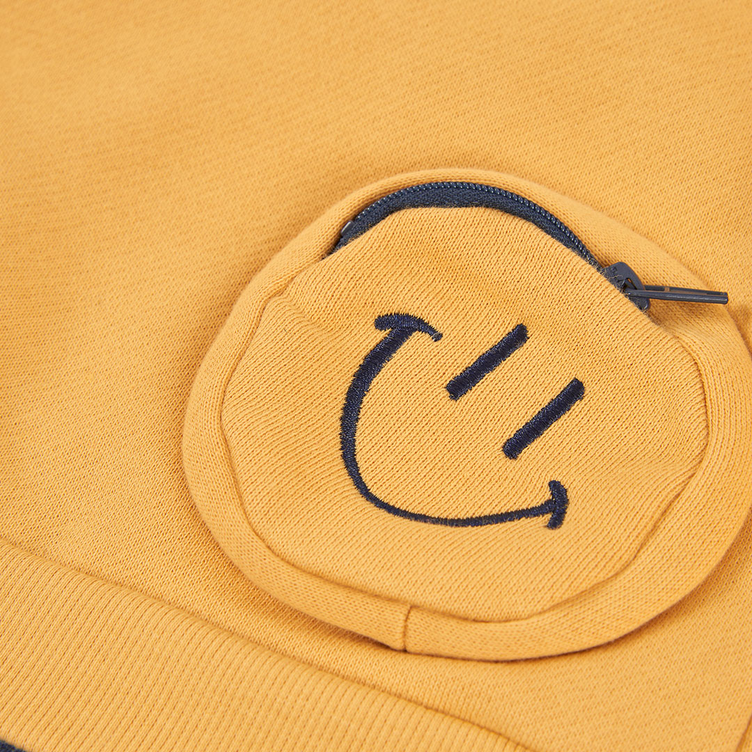 Vestido felpa amarillo con parches de emoticonos