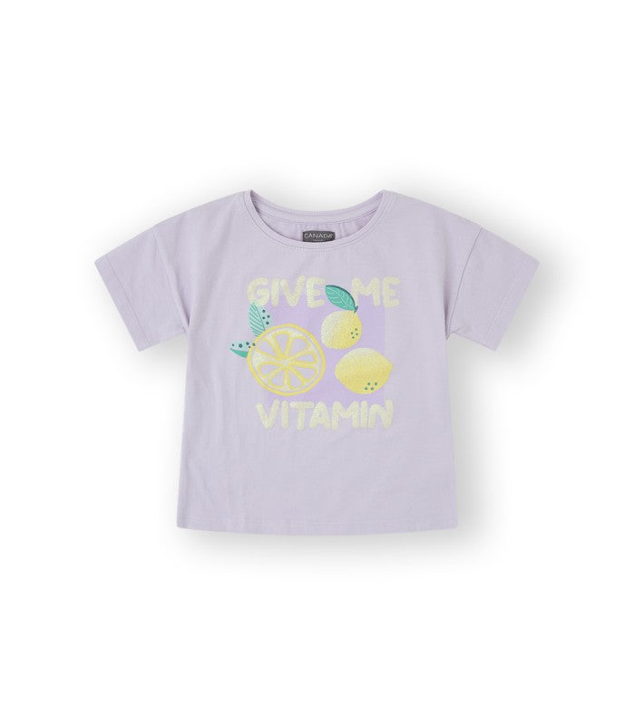 Camiseta niña lila estampada. Modelo Vitamin
