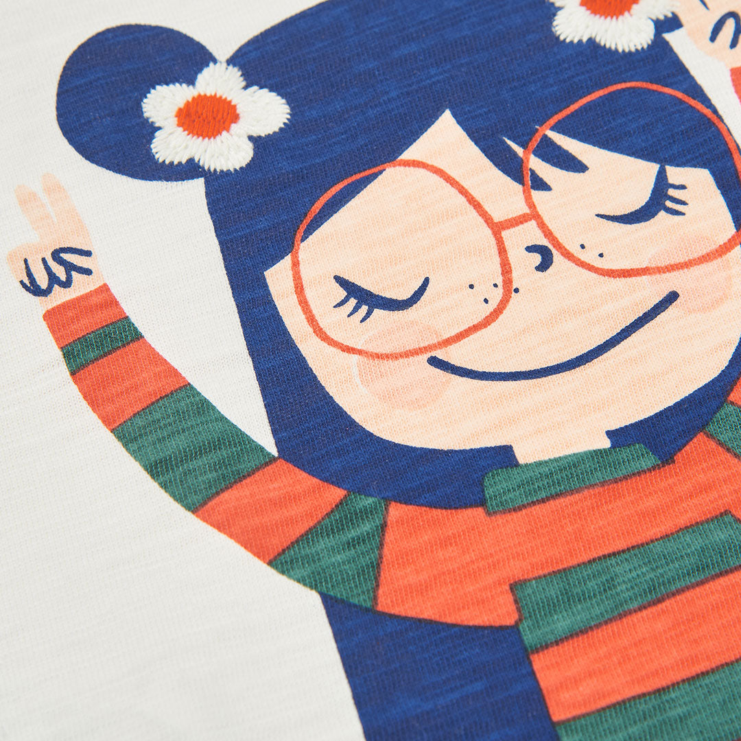 Camiseta punto niña blanca estampado muñeca con gafas