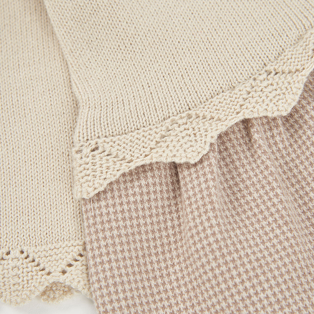 Vestido beige con bordado de perrito para bebé niña