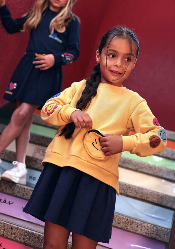 Vestido felpa amarillo con parches de emoticonos