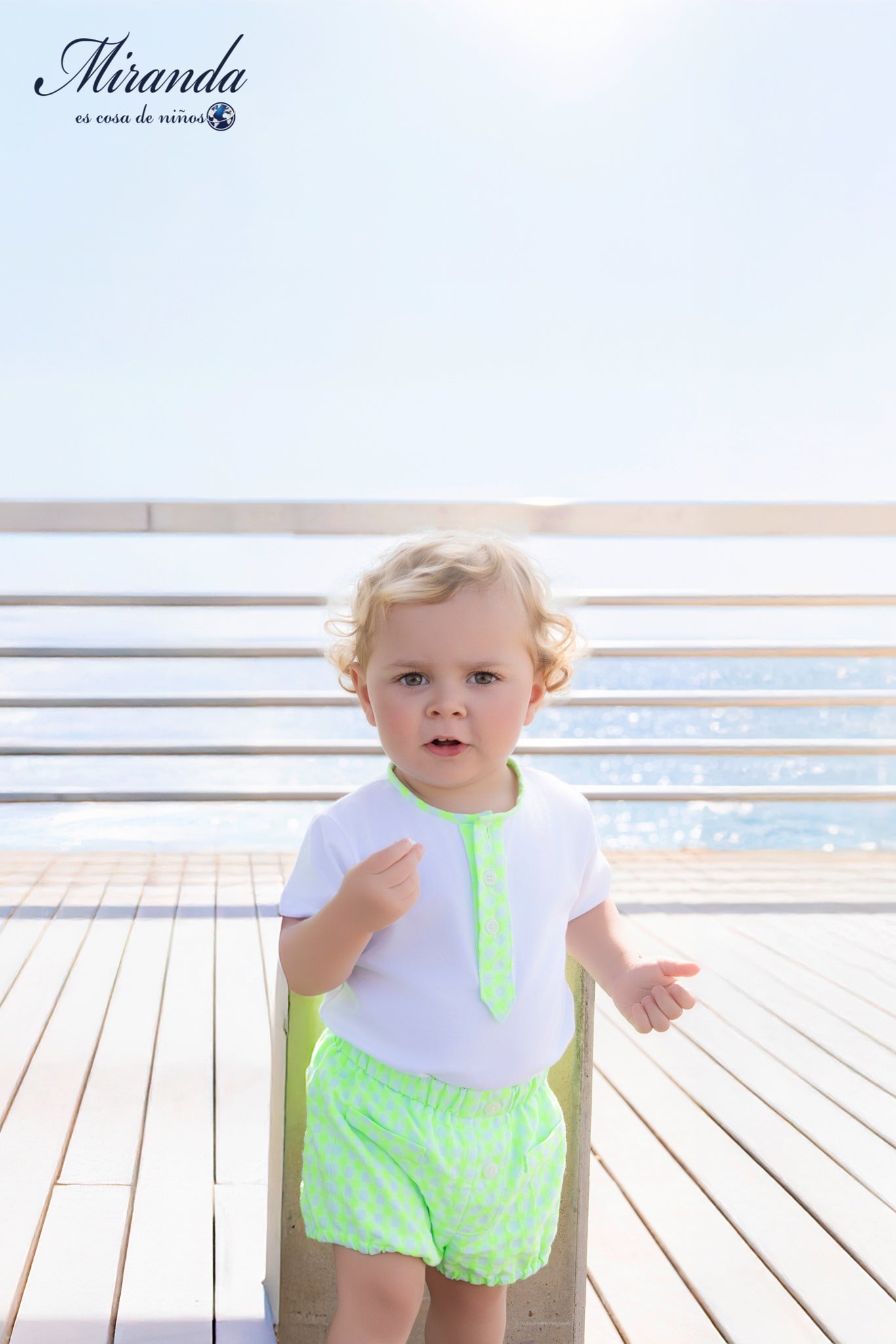 Conjunto  de camiseta y short vichy verde flúor para bebé niño